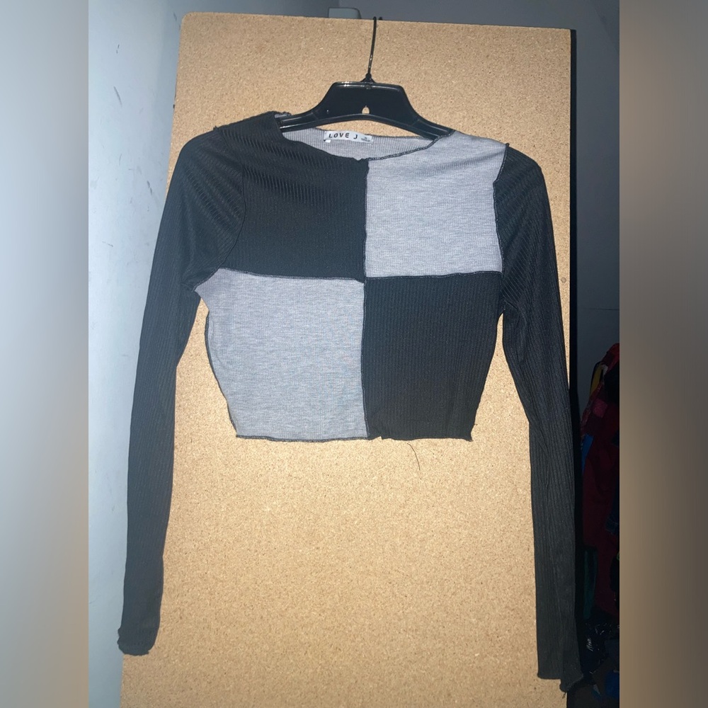Black and grey cropped long sleeve (size:S)
